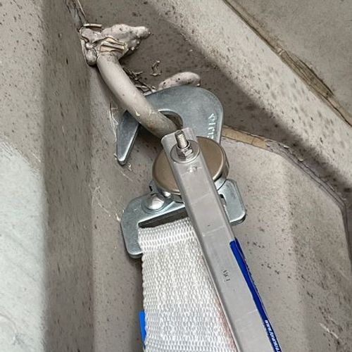Asta magnetica MAGNET-STIK per l'installazione di reti di contenimento all'interno dei container.